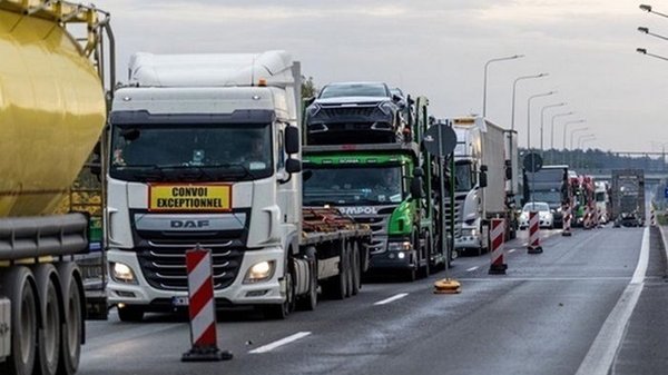 В очередях на границе в Польше более трех тысяч грузовиков — ГПСУ