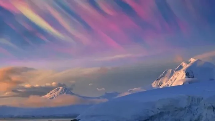 Небо в глазури. Как и почему на Земле образуются редкие перламутровые облака