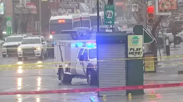 В США на автобусной остановке неизвестные обстреляли группу подростков