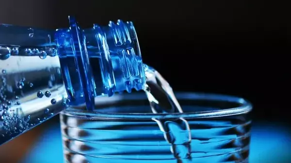 Смерть в бутылке: ученые заявили, что даже водопроводная вода безопаснее бутилированной