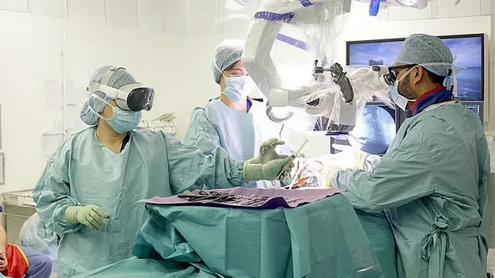 В Великобритании хирурги впервые провели операцию в очках виртуальной реальности
