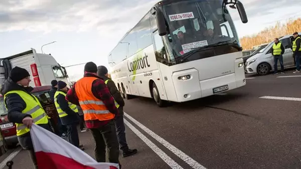 На границе Польши с Украиной начали останавливать автобусы
