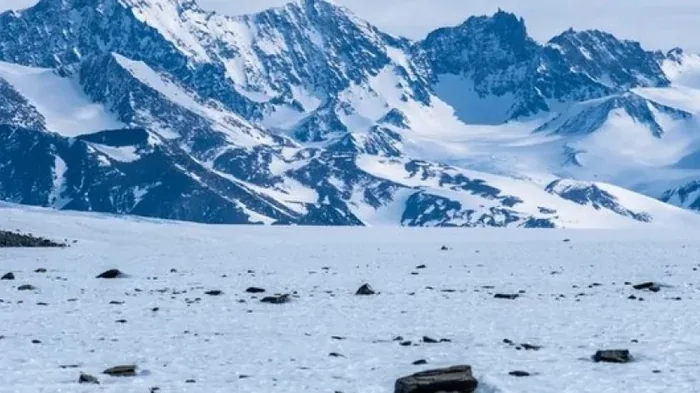 Тысячи метеоритов исчезают в Антарктиде и уносят с собой тайны космоса: в чем причина