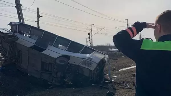 В России поезд раздавил автобус с людьми
