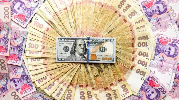 Доллар приостановил рост: НБУ оставил официальный курс на максимуме