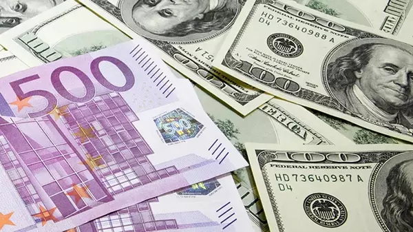 Курс евро по отношению к доллару упал до минимума с начала года