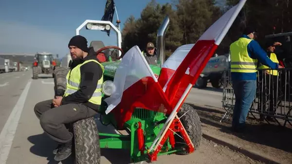 Польские фермеры продолжают блокировать три КПП на границе с Украиной:...