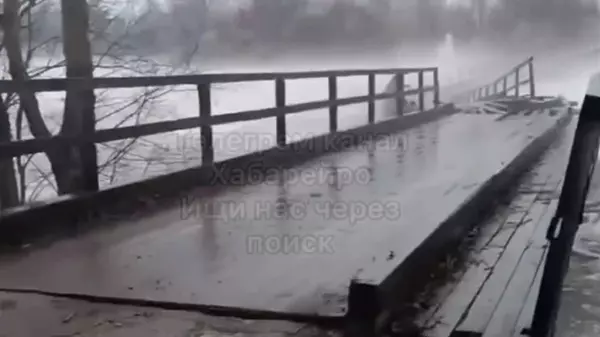 Под Хабаровском из-за паводка обрушился мост (видео)