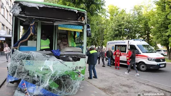 В Черкассах неуправляемый троллейбус повредил пять машин, есть пострад...