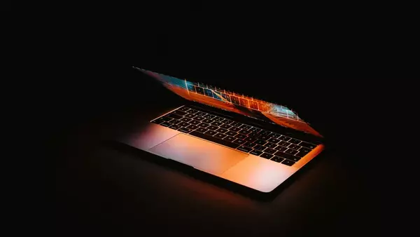 Пятна и полосы на экране ноутбука MacBook: стоит ли менять матрицу?