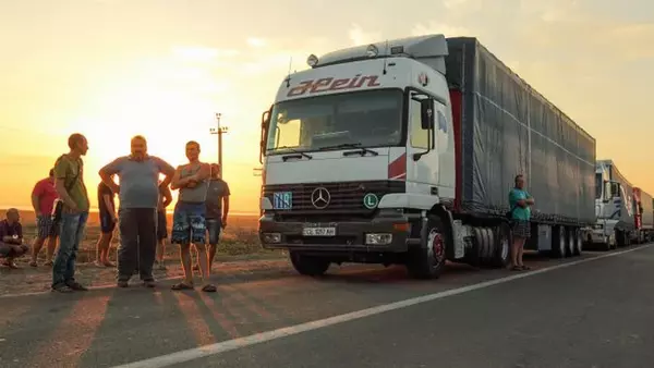 Словакия возобновила пропуск грузовиков из Украины на одном из КПП