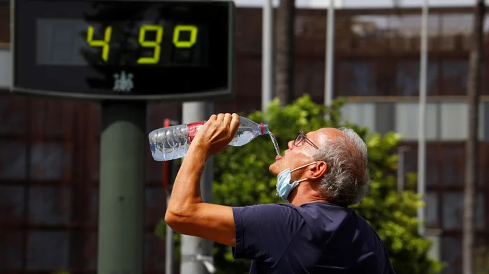 Метеорологи предупреждают о жарком лете в Европе. Как города и туристы готовятся к жаре