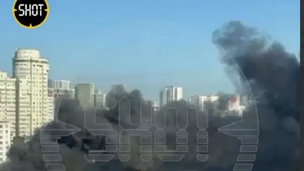 В Москве мощный пожар — горит автосалон