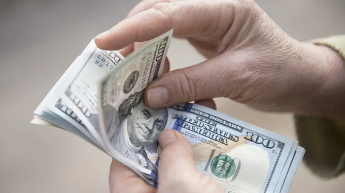 НБУ снижает официальный курс доллара пятый день подряд