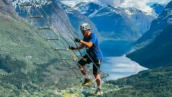 В Норвегии открыли лестницу для скалолазания на высоте около 790 метро...