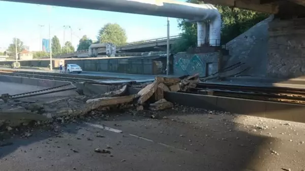 В Киеве упала часть моста