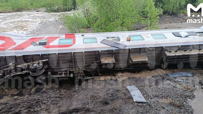 В России сошел с рельсов пассажирский поезд