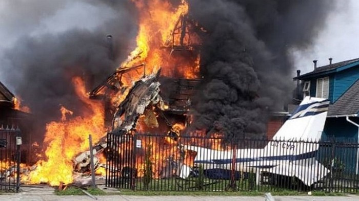 В Чили на жилые дома упал самолет: есть жертвы