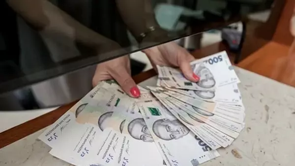Что будет с зарплатами украинцев в 2024 году: прогноз экспертов
