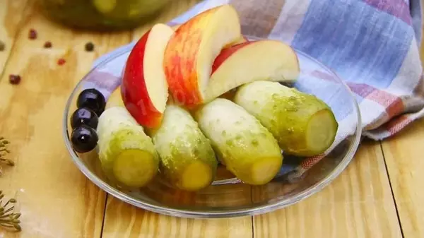 Отличная закуска с пикантным вкусом: рецепт малосольных огурцов с яблоками