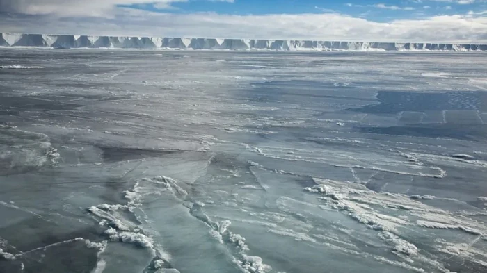 Что-то исполосовало загадочными полосами море в Антарктиде: ученые выяснили, что это