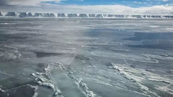 Что-то исполосовало загадочными полосами море в Антарктиде: ученые выяснили, что это