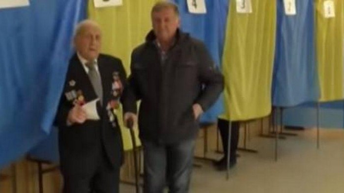 В Чернигове 99-летний мужчина самостоятельно проголосовал на участке