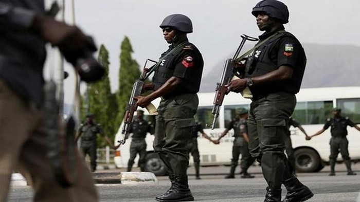 В Нигерии полицейский въехал в толпу людей, восемь жертв