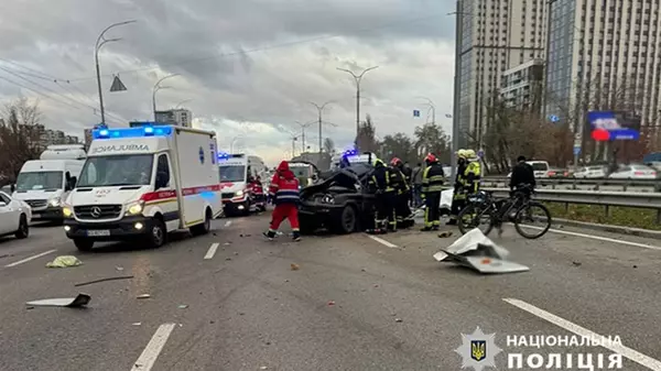 В Киеве автобус протаранил несколько авто и вылетел на тротуар, есть жертва