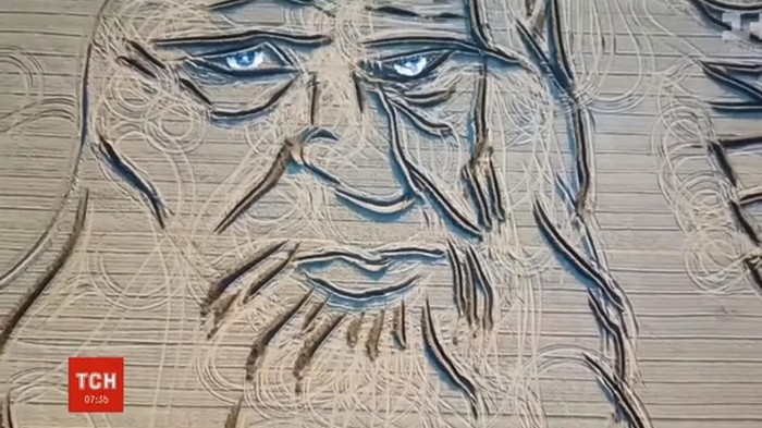 Итальянец создал на поле портрет Леонардо да Винчи (видео)