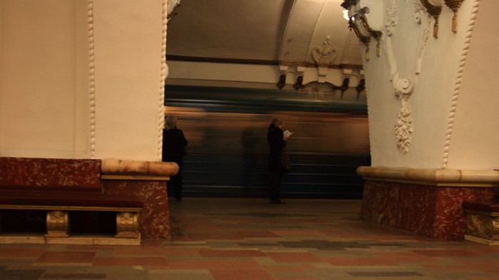 У станции метро в Москве открыли стрельбу: есть погибшие