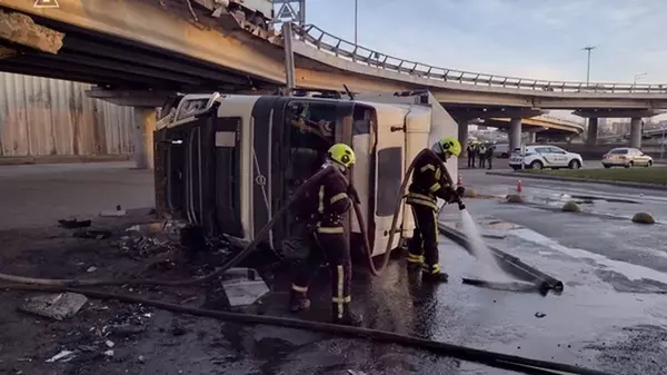 В Киеве с Южного моста слетел грузовик