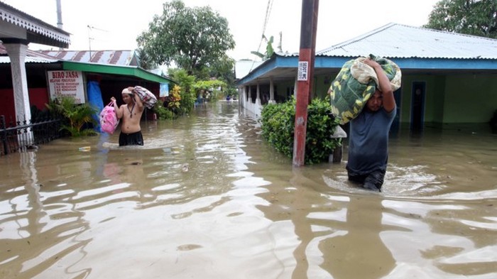 В результате наводнения в Индонезии погибло более 30 человек (фото)