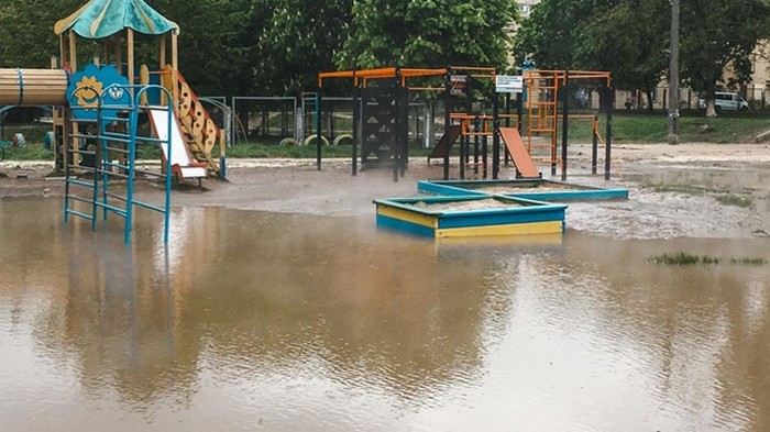 В Киеве детскую площадку залило кипятком (фото)