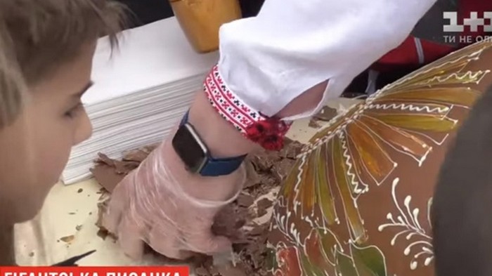 В Житомире съели шоколадную писанку весом 100 кг