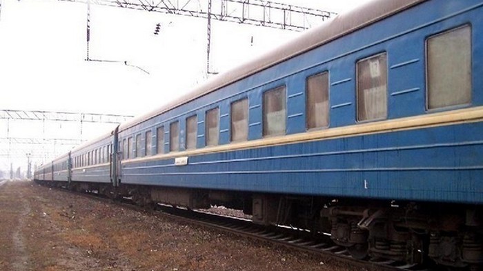 В Винницкой области мужчина догонял поезд, а попал под колеса другого