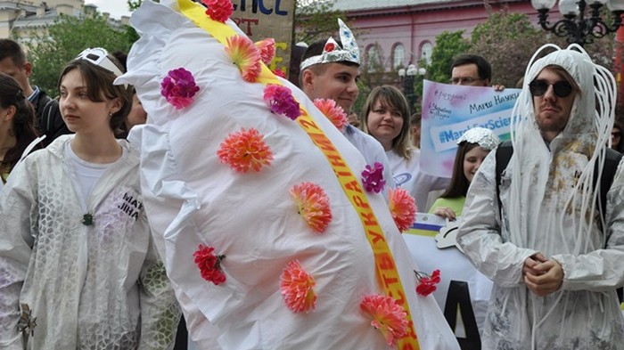 В Киеве ученые вышли на марш с вареником (видео)