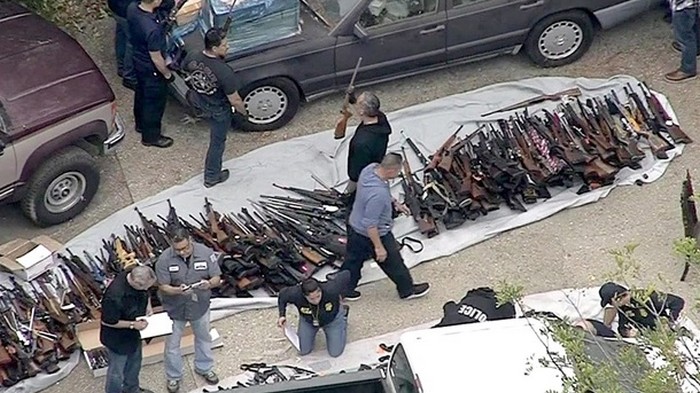 Тысячи стволов в жилом доме: в США обнаружили крупный склад оружия