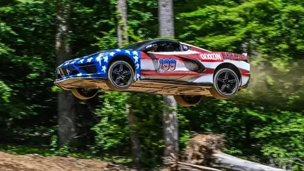 Пролетел 33 метра: Chevrolet Corvette прыгнул с трамплина и поехал дальше (видео)