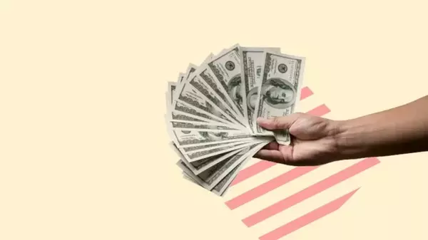 Стоит ли сейчас продавать доллары и евро: прогноз банкира на неделю