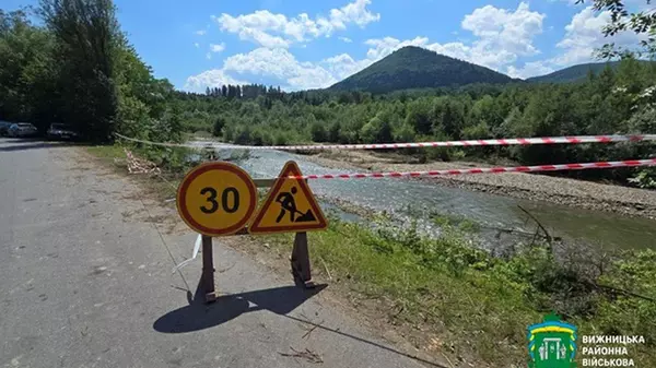 Наводнение частично разрушило дамбу в Буковине