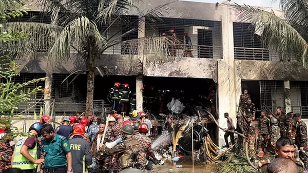 Падение самолёта на школу в Бангладеш: десятки погибших и 100 пострадавших