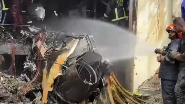 В Бангладеш истребитель упал на крышу колледжа