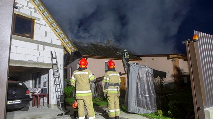 В Киеве после взрыва загорелся жилой дом (видео)