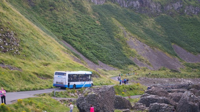 В Японии автобус сорвался в пропасть: пострадали туристы