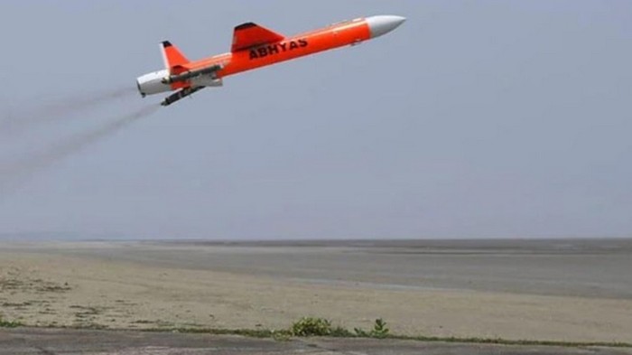Индия испытала высокоскоростной самолет-мишень (видео)