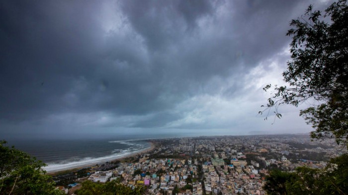 Убийственный циклон в Индии: число погибших выросло до 43 (фото)