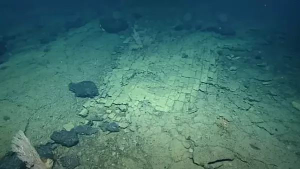 На дне Тихого океана нашли дорогу из желтого кирпича, как в мифах про Атлантиду (видео)