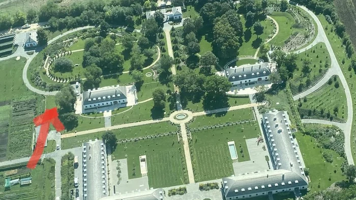 У Орбана нашли роскошный особняк с зебрами и буйволами