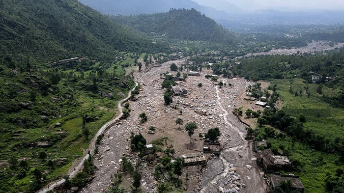 В Пакистане число жертв наводнения превысило 350